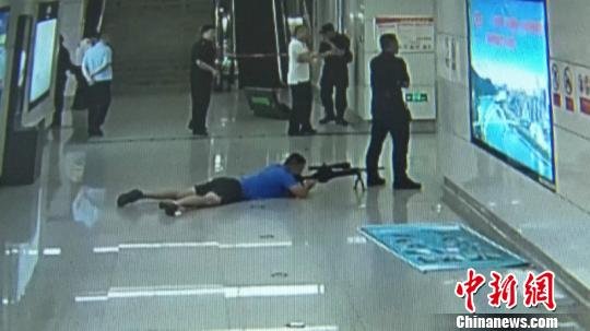 广西南宁地铁劫持人质事件处置特警忆开枪瞬间