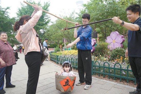 在北京玉渊潭公园体验“秤人”民俗 传递立夏祝福