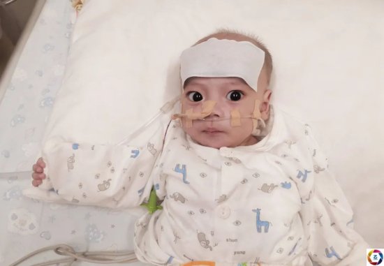 6个月大男婴只有7斤，在出租房吸氧续命，那双大眼让人无法直视