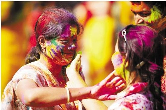 印度西孟邦庆祝洒红节<em> 人们相互</em>往脸上抹颜料