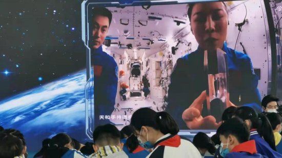 在空间站，航天员也用<em>北京时间</em>安排作息
