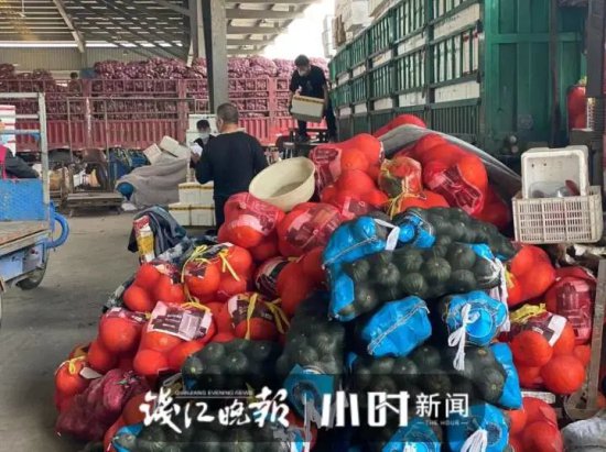 一口气来了600吨蔬菜！暂停半月，杭州蔬果、<em>水产批发</em>交易市场...