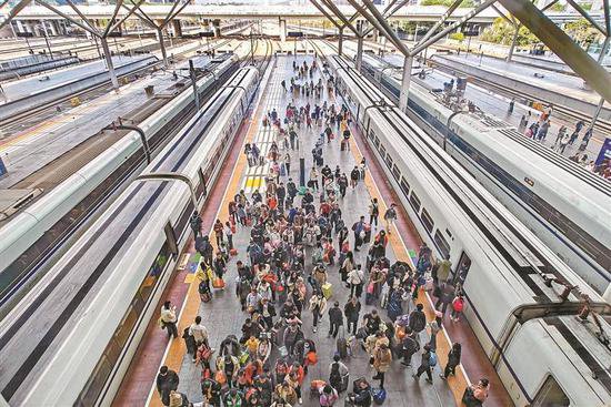 春节返程高峰到来 深圳机场火车站客流进出两旺