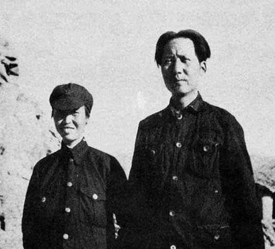 1950年，阎长林去看望<em>贺</em>子珍，在交谈中，她称呼江青为:江青同志