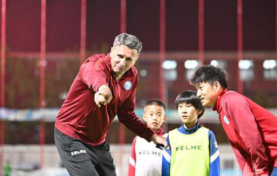 足球让“铁杆朋友”交流更加紧密——一位塞尔维亚教练的“中国...
