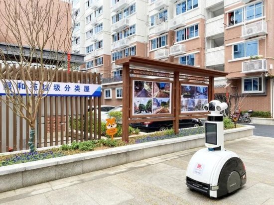 机器人进驻苍霞新城！能巡逻会扫地……