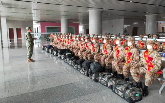 中国铁路南宁局集团公司为入伍新兵“保驾护航”