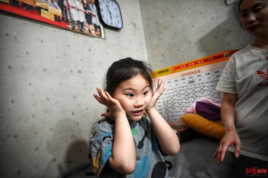聋哑修脚师和他的6岁手语“翻译官”