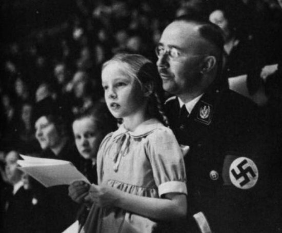 她是“纳粹<em>公主</em>”，从小在观看<em>杀戮</em>中长大，一生只信奉纳粹