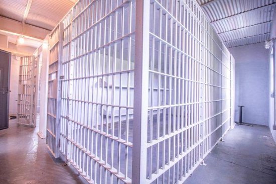 美国<em>精美二居室</em>出售，内置9个牢房面积达232平米，网友惊了