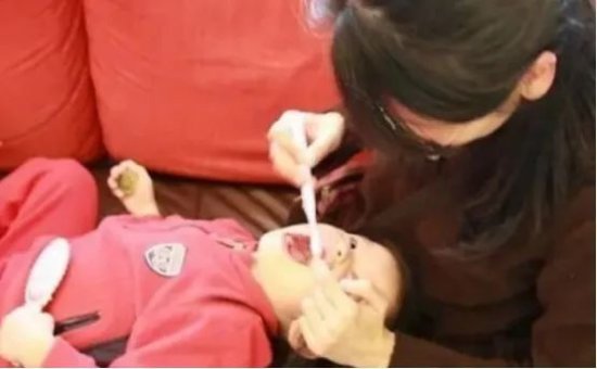 为什么不建议学龄前儿童<em>自己刷牙</em> 该如何解决蛀牙问题