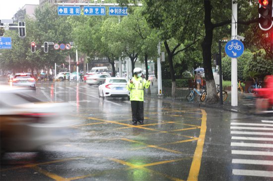 <em>武汉</em>交警快速反应 确保暴雨期间出行安全畅通