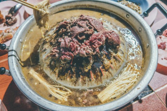 奇特的老挝火锅，不仅能涮肉、还能<em>烧烤</em>，火锅<em>的名字</em>更是特别