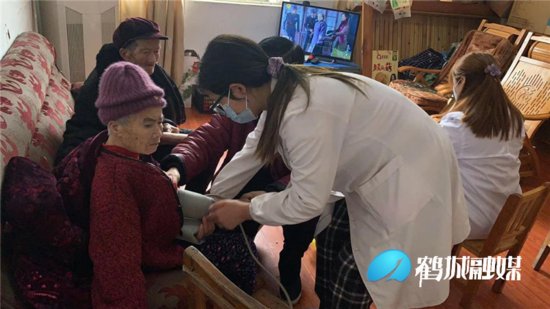 雪峰社区与卫生服务站在辖区为居民进行 健康筛查义诊活动