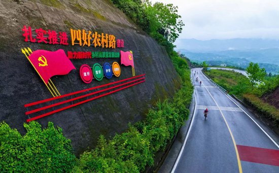 近500名选手在重庆<em>乡村</em>公路上演“速度与激情”