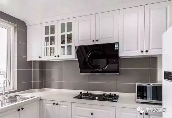 不花哨的厨房装修更实用，设计<em>简洁大方</em>，收纳空间很充足！
