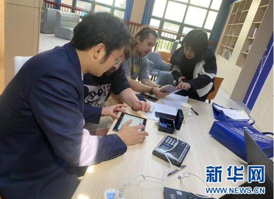 浦发银行武汉东湖高新支行为外籍教师提供便捷上门金融服务