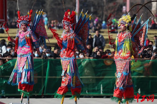 内蒙古赤峰市举办玉龙故里龙抬头千人高跷大巡游活动