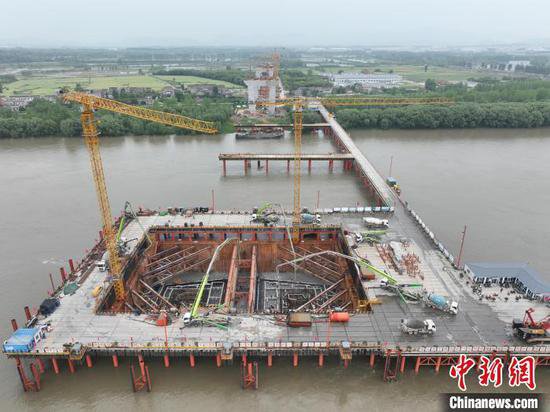 <em>池州</em>长江公铁大桥首个主墩承台浇筑完成