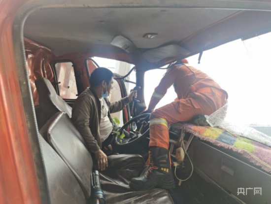 驾驶员被困<em>车祸现场</em>，湖南城步消防紧急救援