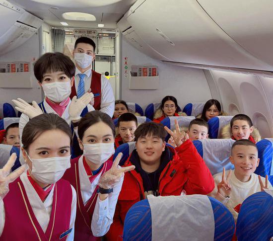 南航空乘为新疆百余名赴河北研学小学生开设“空中”课堂