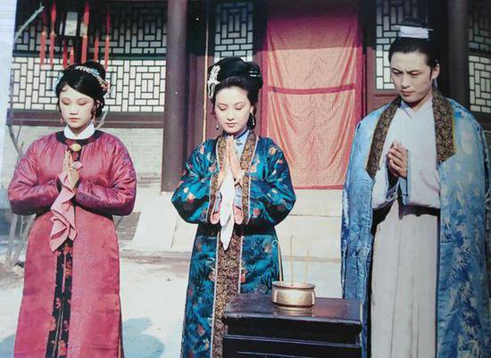 《红楼梦》：尤二姐死前的谋算，拉王熙凤和秋桐陪葬