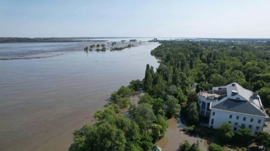 俄媒：水电站大坝遭破坏后，赫尔松州新卡霍夫卡市<em>洪水泛滥</em>