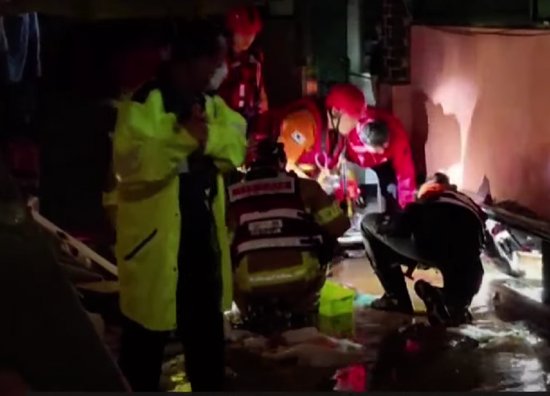 <em>韩国</em>残疾家庭三人在地下室溺亡:<em>邻居</em>开窗救人 房间数秒被淹没