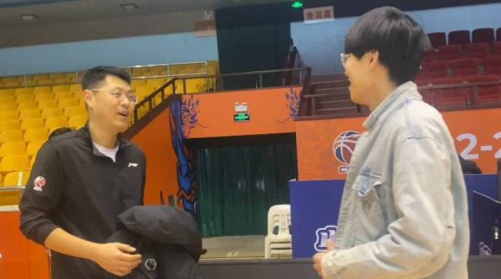 CBA鲁京战赛前，济南基层篮球教练看望首钢老队友