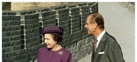 35年前，一位盲人来到上海外办，掏出一张请柬说：英国女王要见...