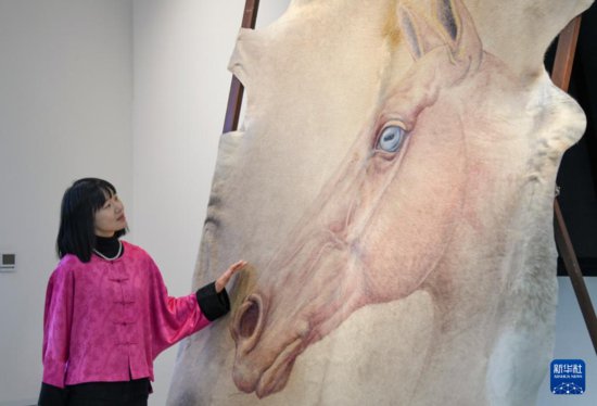 “毛皮画上的马文化”巡展在乌鲁木齐展出