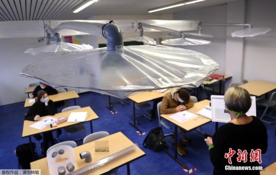 德国一所学校为防疫情教室安装<em>通风设备</em> 如同塑料雨伞