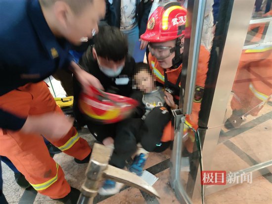 六岁男童腿卡<em>商场玻璃</em>旋转门，消防员紧急救援