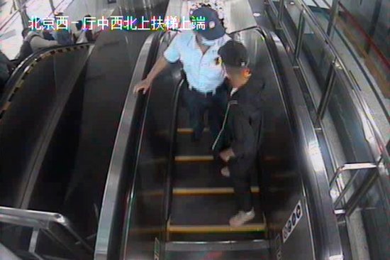 想跑？没门儿！<em>北京地铁</em>9号线一男子扒窃被公交辅警当场抓获