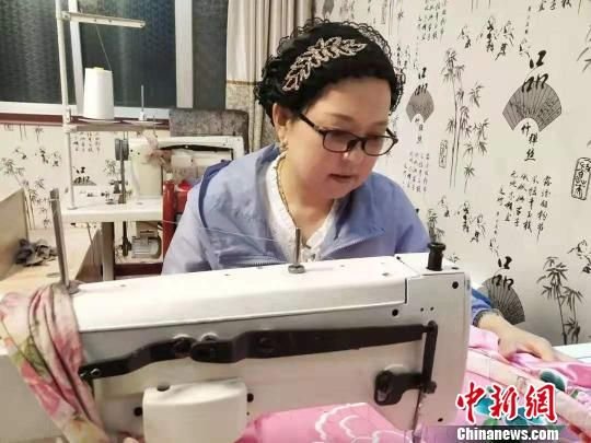 甘肃甘南创“炕头产业”：妇女一针一线绣出幸福路