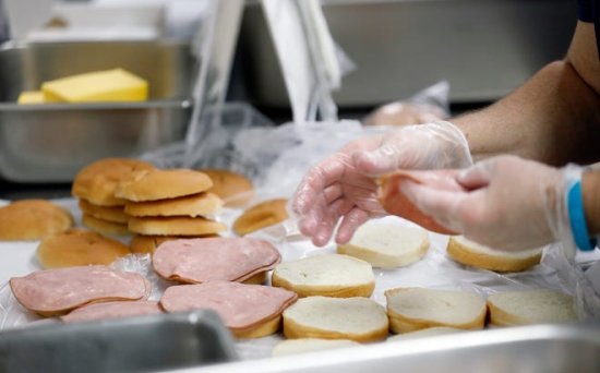 没面包，没牛奶<em> 供应</em>链危机令美国学校食堂“断粮”