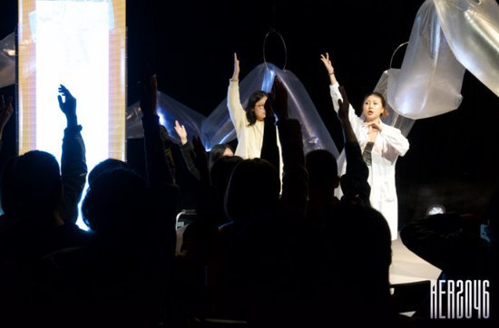 上戏原创新作《HER2046》： 一出人人有戏的互动舞台剧