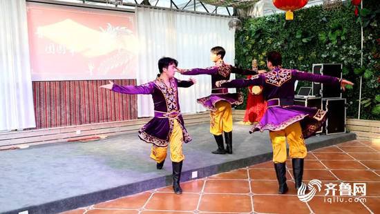 <em>泰安市</em>组织开展新疆少数民族同胞春节联欢活动