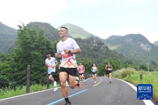 2023万峰林半程马拉松赛开跑-新华网