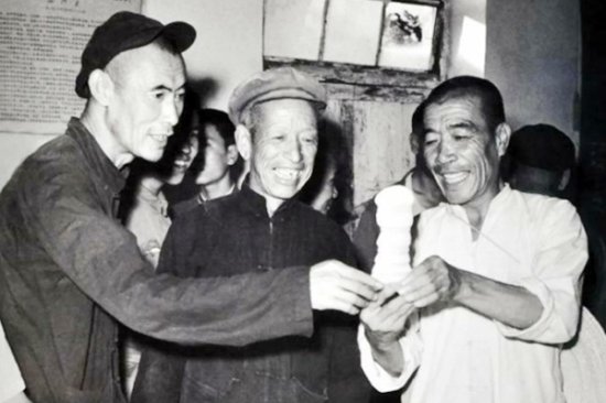 1986年陈永贵逝世于北京，追悼会规格引争议，邓小平亲自定下...