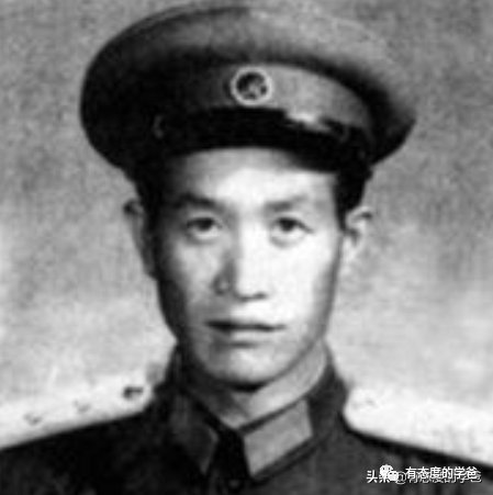 1964年，毛主席观看京剧奇袭白虎团，原型杨育才由副连长升副...