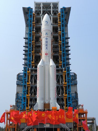 嫦娥六号任务器箭组合体完成垂直转运 计划<em>5月初</em>择机发射