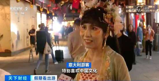 上海入境游火爆！外国游客爱上穿汉服、逛外滩