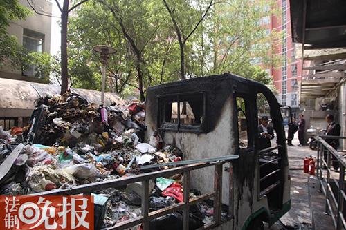 <em>北京</em>一<em>小区</em>垃圾车起火 疑为烟头点燃