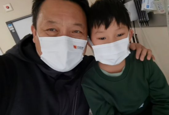 突发！知名导演郭靖宇和儿子确诊流感，调侃儿子很开心不用上学...