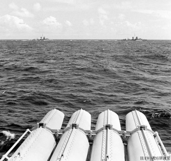 <em>二战美国</em>海军驱逐舰上的四联装鱼雷发射管 水兵坐上面用肉眼瞄准
