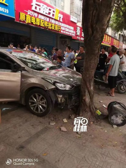 突发！桂林八里街一小车倒车失控撞入商铺，现场多人倒地不起！