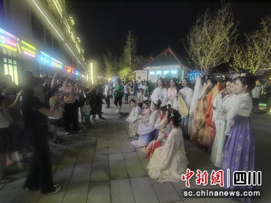 广元女儿节期间系列活动点亮璀璨夜 市民游客嗨起来