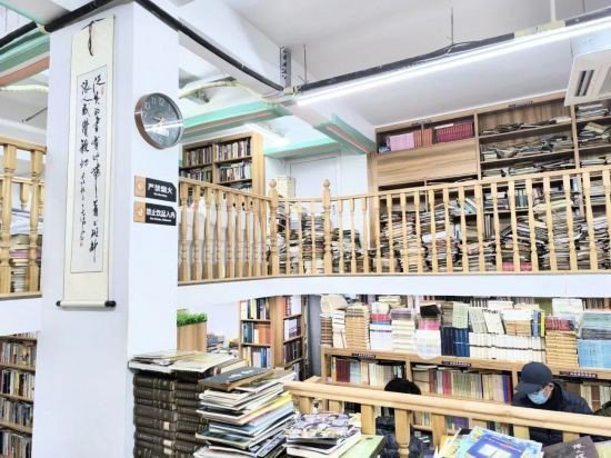 经营复旦旧书店24年，“我在杨浦挺好的。”