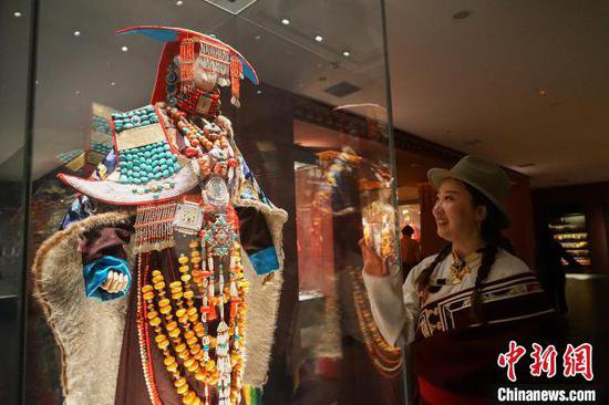 中外达人走进青海藏文化博物院感受藏族服饰魅力
